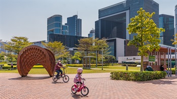 添马公园亦展出了不少艺术品。长期展出的户外雕塑分布在公园不同角落，而短期展品则设置在草坪或硬地区。